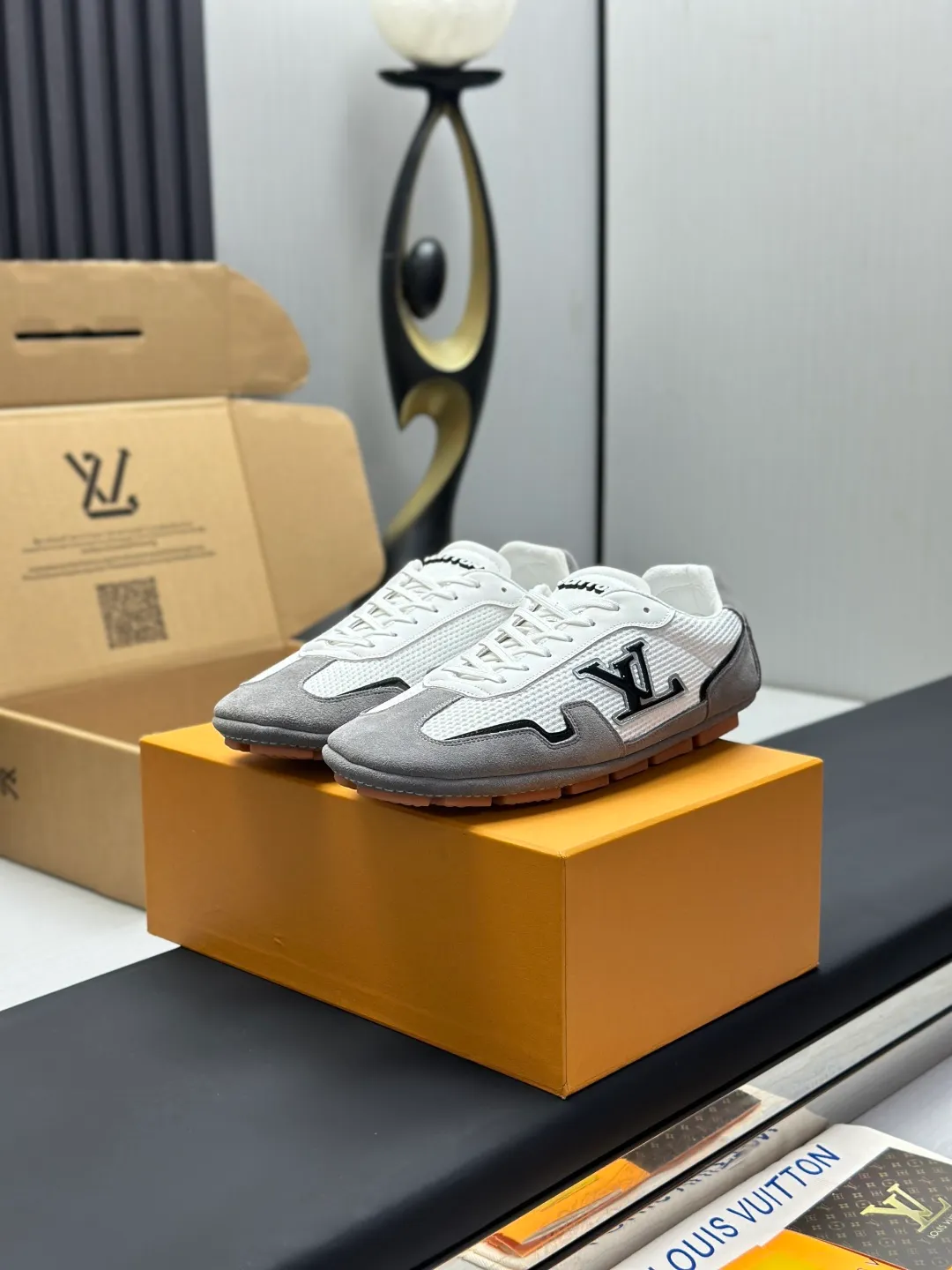 👟👟Ex-factory price 680👟👟 (Top version fully packaged) LV Louis Vuitton L Family Donkey Brand Latest Rally Series Mesh Casual Sports Shoes Doudou Shoes Original purchase, development and production This LV Rally sports shoe is made of suede cow leather and mesh fabric, and a rubber pad outsole is incorporated into the driving shoe configuration, making it a modern choice that is both comfortable and light. The LV letters on the side, the handwritten Louis Vuitton logo on the rear, and the Vuitton logo on the tongue and outsole jointly brand the brand mark. Exquisite packaging at the delivery counter🛍📦 ▪️Fabric: Original customized imported mesh + cowhide ▪️Inner lining: Original customized breathable mesh lining ▪️Outsole: Original molded anti-slip rubber material ▪️Sole thickness: 2CM ▪️Size: Men's 39-45